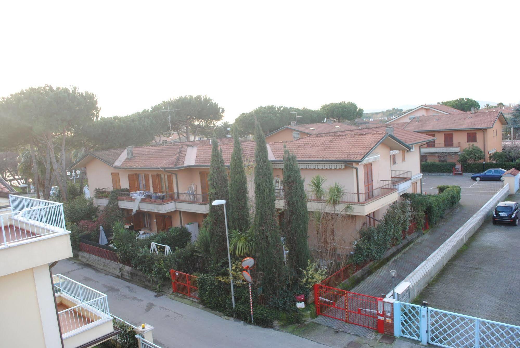 Hotel Matilde Marina di Massa Eksteriør billede