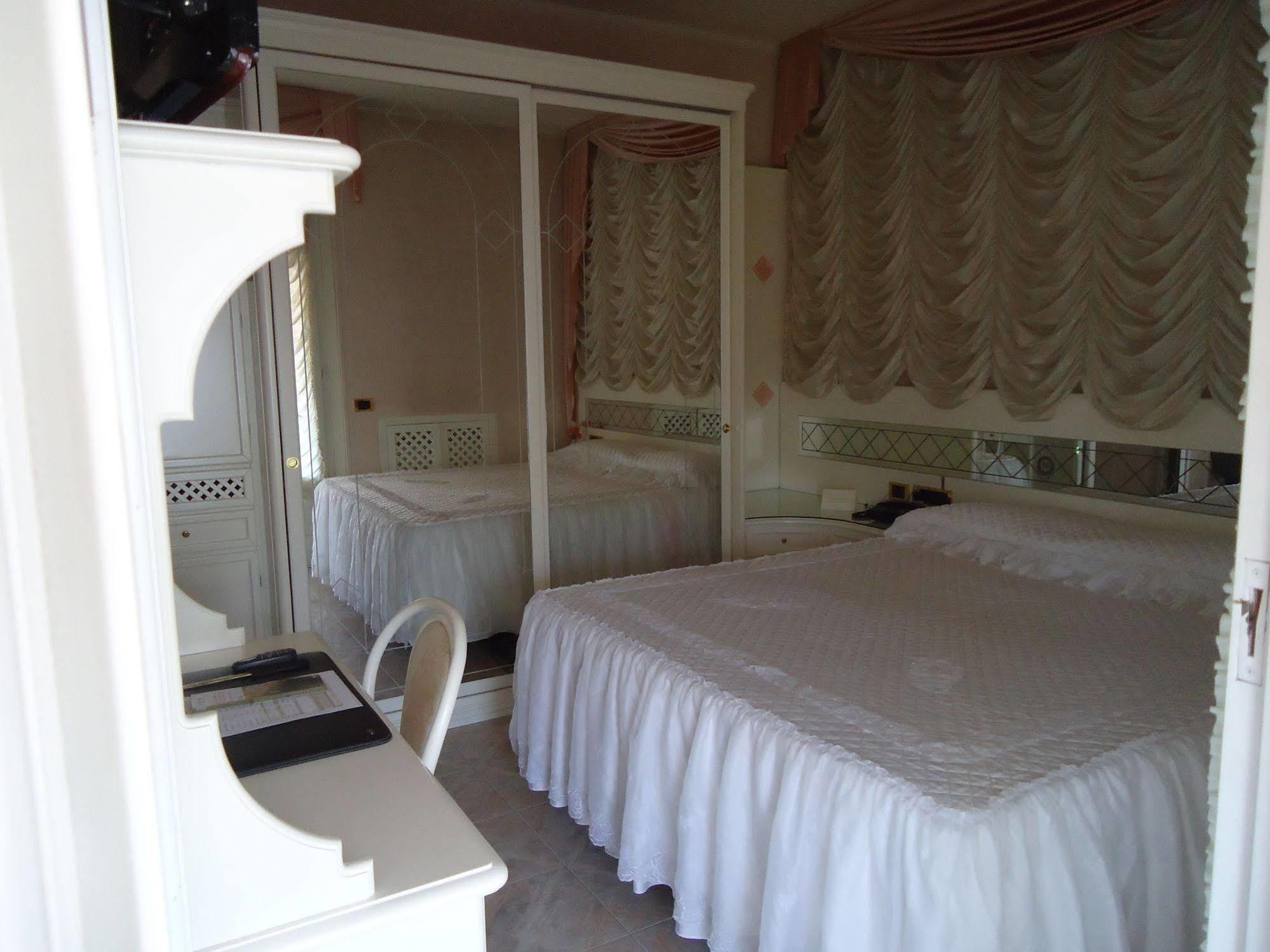 Hotel Matilde Marina di Massa Eksteriør billede