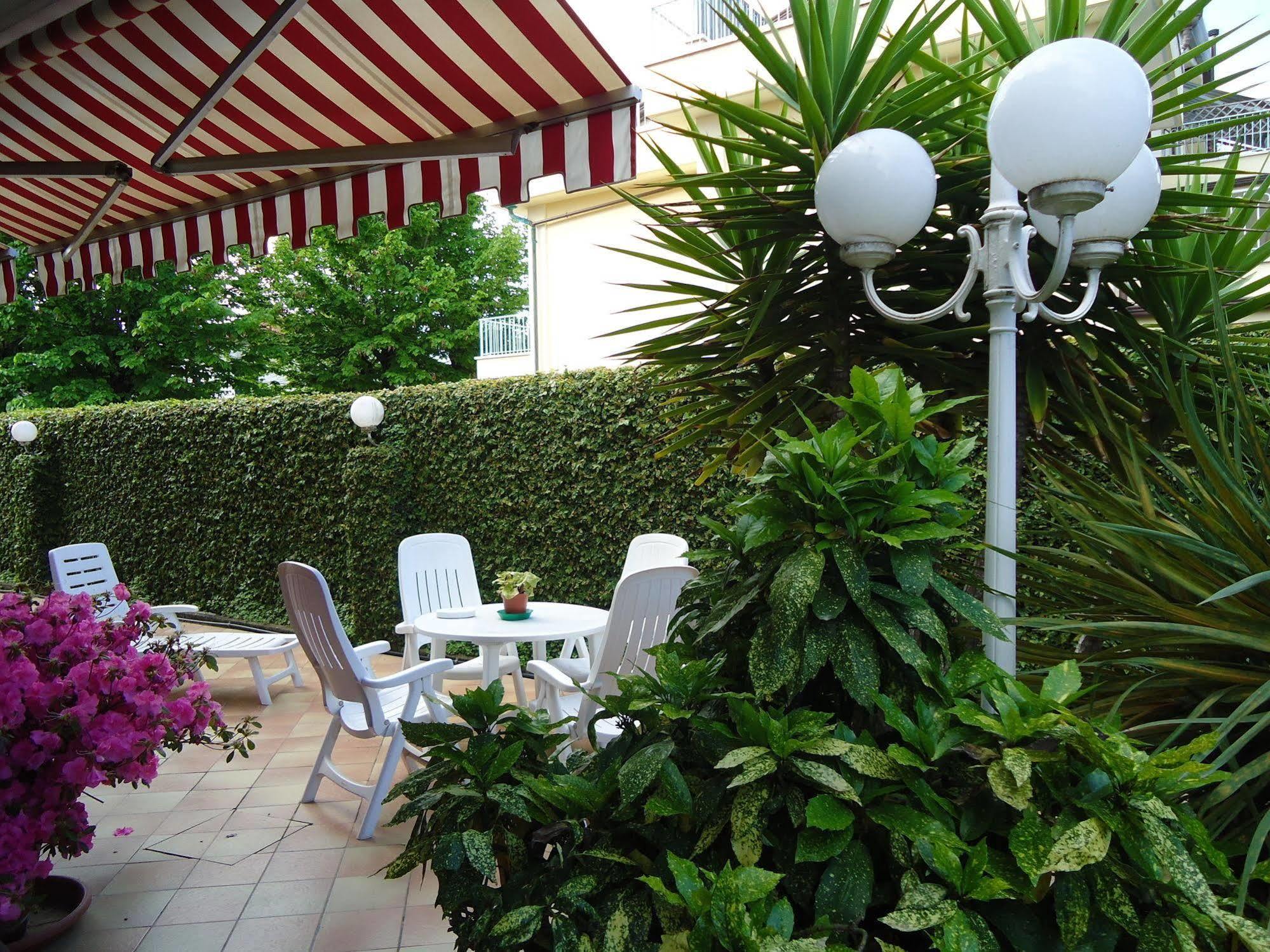 Hotel Matilde Marina di Massa Eksteriør billede